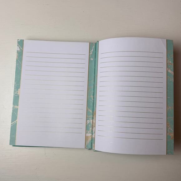 Unshakeable: 365 Devotions for Finding Unwavering Strength in God’s Word - Picture 8 of 10